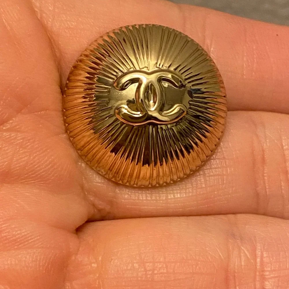 4 Chanel holiday charm/buttons - Picture 10 of 12